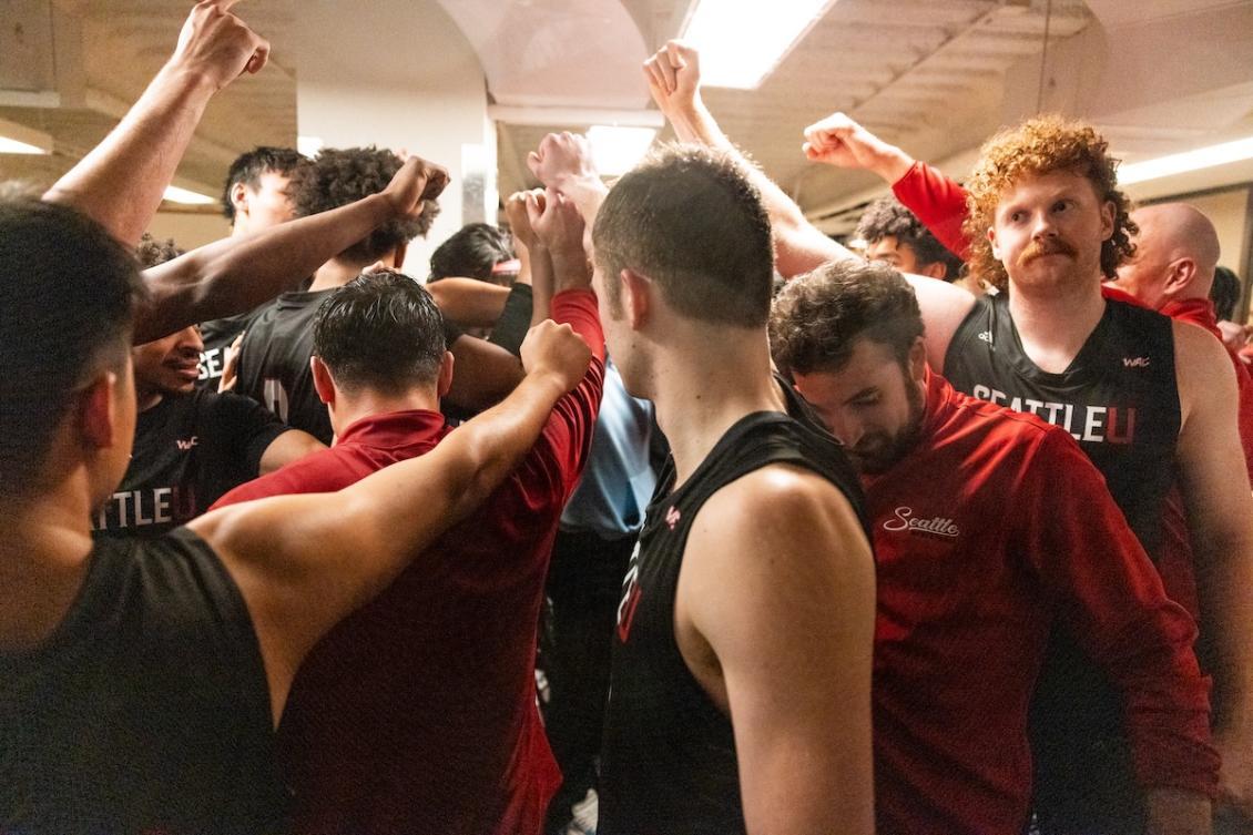 SU UW players huddle