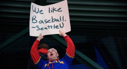 Alumni at mariners game