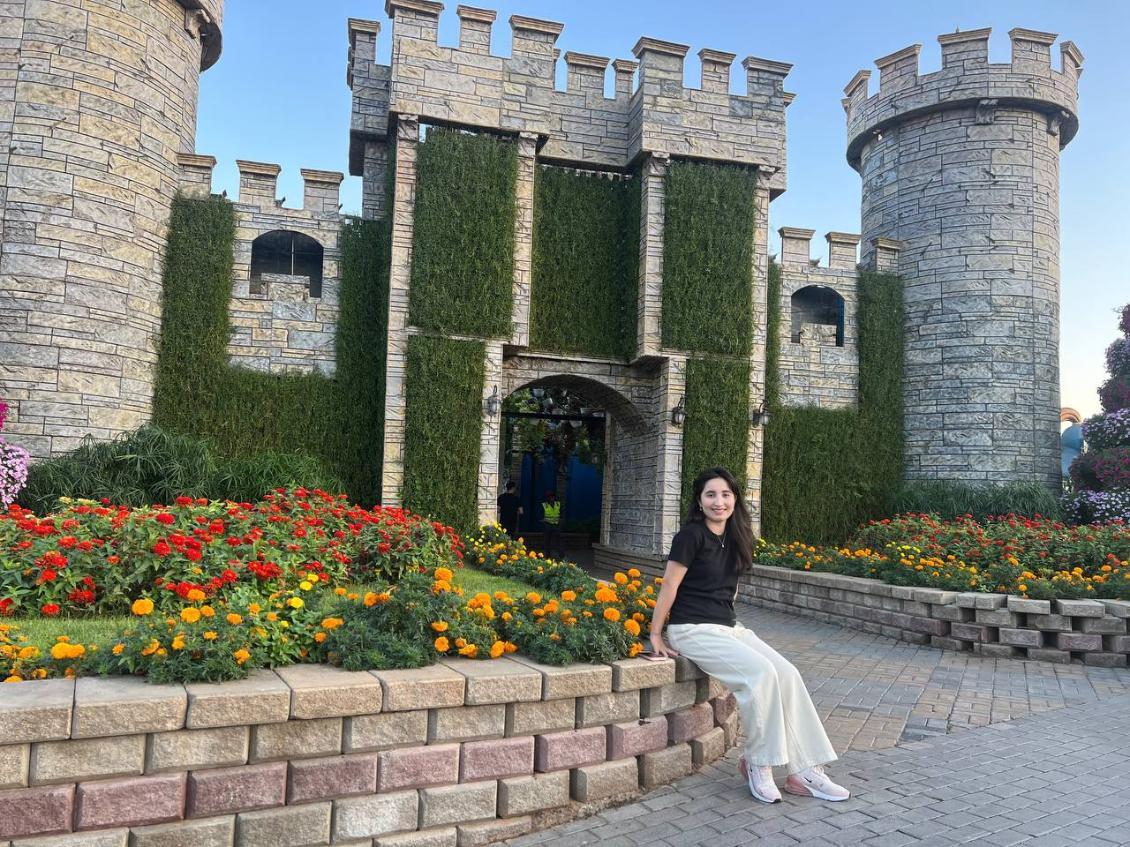 Ezoza in front of garden castle at Dubai Miracle Gardens