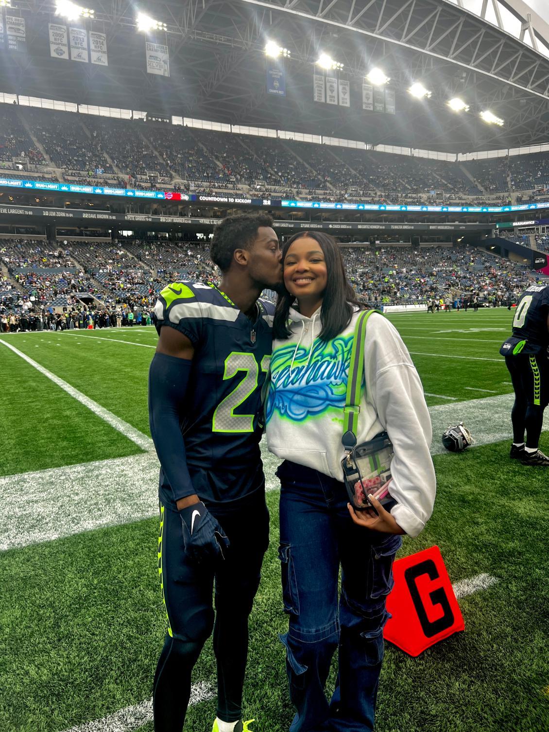 Seahawks kiss on field